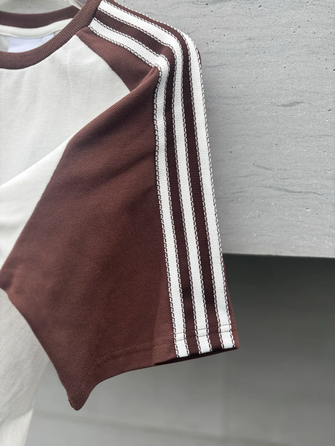 𝟬𝟱𝟬𝟰𝟯# Exclusive real shot/difference between various stolen pictures and online picture versions on the market [𝗔𝗗𝗜𝗗𝗔𝗦 Adidas Clover Classic Raglan Round Neck Couple Style Short Sleeves]👭Who knows! I was very impressed by these two pieces from Adidas ✨Classic raglan sleeves + three stripes on the side, directly welding the 𝟵𝟬𝘀American Retro on the body. ✅Full set of 1:1 customized accessories ➕Customized three-label ➕𝗬𝘂𝗮𝗻 version hang tag ➕𝗹𝗼𝗴𝗼 packaging bag 🔥 ➕Scan the QR code of the tag to enter the official website. ✅The top Original version, ins Xiaohongshu, Kuaishou, and many bloggers wear it. ▫️[Comfortable fabric] Selected pique fabric, skin-friendly and breathable, the upper body is soft and not sweaty, and there is no burden for daily wear ▫️[Versatile is not optional] Light Blue/Khaki are available in two colors. The raglan sleeves hide the flesh and make you look slimmer. You don’t have to choose your body shape or the outfit. It looks good when worn alone. It’s a couple style with eyes closed. ▫️[Full of details] Neat routing, fine workmanship, and clover-leaf prairie texture. It can be worn for daily commuting, going out on the street, and doing sports. ✅The soft and glutinous front-shoulder version hides the flesh to make you look slimmer without picking up your figure. The small label on the chest is low-key and textured/super feeling. I really want every piece𝗮𝗹𝗹𝗶𝗻! Size: 𝗦～𝗫𝗫𝗟 Color: Khaki color